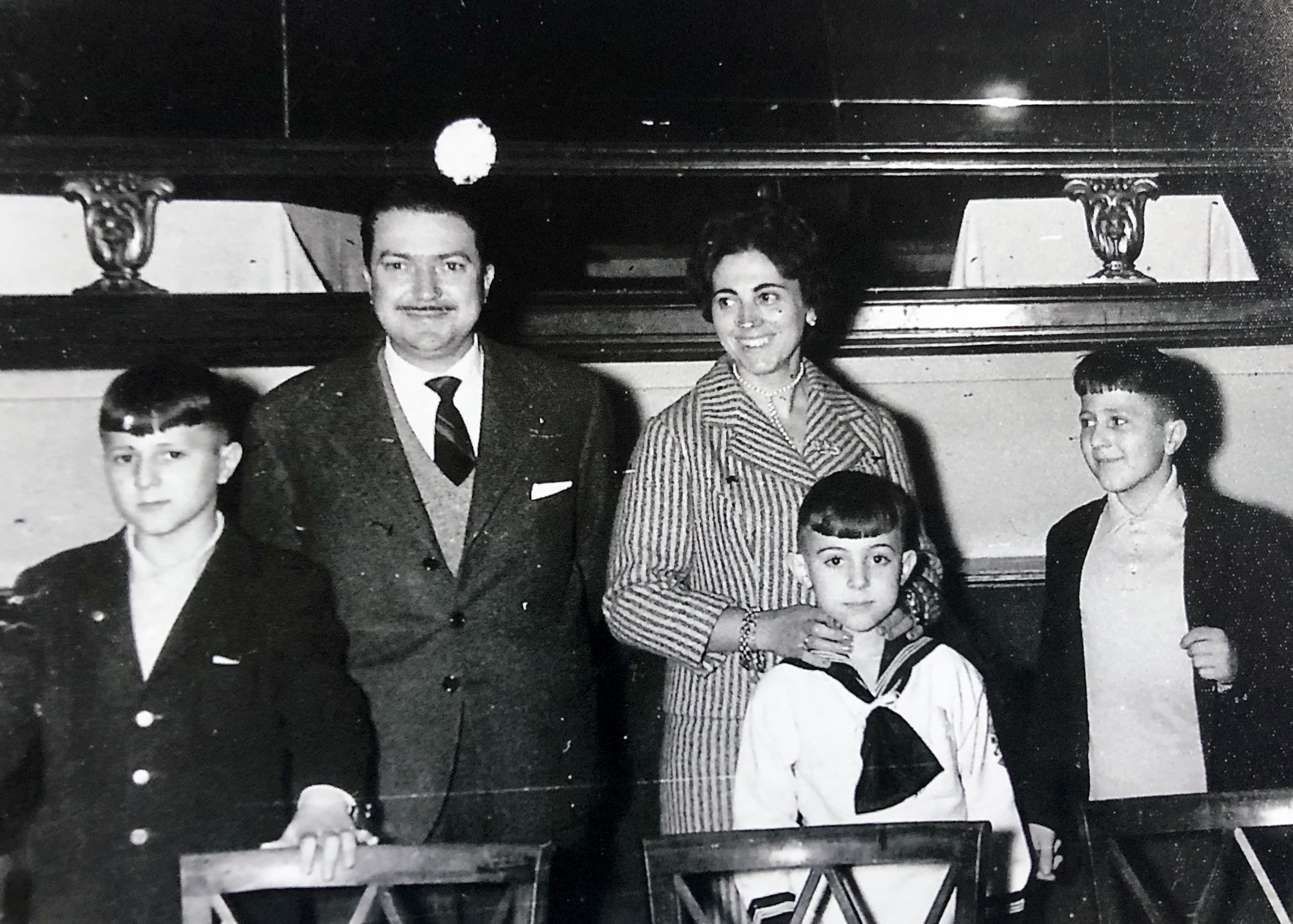 Foto familia Franco Vicario. Primera Comunión de Juan Carlos